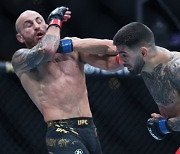 UFC ‘무적챔프’ 볼카노프스키…토푸리아에 충격의 KO패 당해