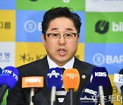 [ST포토] 취재진 앞에 선 정창훈 회장