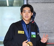 [ST포토] 메달 걸고 귀국하는 김우민