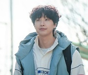 지현우, 대상 받고 20년 만에 PD로…'뽀글 파마' 파격 변신 (미녀와 순정남)