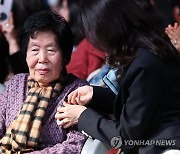 교표 다는 최고령 수험생 김정자 씨