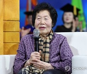 숙명여대 입학식에서 덕담하는 최고령 수험생 김정자 씨