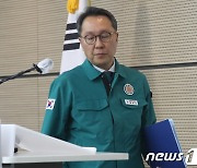 의사 집단행동 관련 브리핑 입장하는 박민수 복지부 2차관