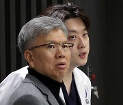 대화 나누는 김택우 비대위원장과 박단 회장