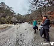 문경 봉암사 마애미륵여래좌상 살펴보는 이경훈 차장