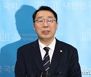 취재진 질문에 답하는 윤영찬 의원