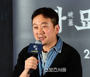 [포토]기자들의 질문에 답하는 장재현 감독, 영화 ‘파묘’ 기자간담회