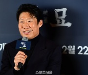 [포토]미소로 답하는 유해진, 영화 ‘파묘’ 기자간담회