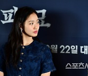 [포토]최민식 응시하는 김고은