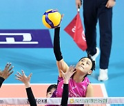 [포토]힘차게 공격하는 흥국생명 김연경