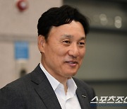 천하의 이승엽이 말을 더듬었다. "류현진이 진짜 와요?" 한화도 인정한 복귀설. 미국발 핵폭탄이 떨어졌다 [인천공항스케치]