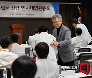 [포토]전공의 격려하는 김택우 대한의협 비대위원장