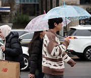 전국 흐리고 비…강원 영동에 최대 50㎝ 눈