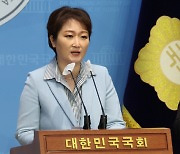 민주당 복당한 이언주 "한동훈, 왜 남의 당 공천에 왈가왈부하나"