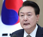 윤대통령 “의대 2천명 늘려도 턱없이 부족, 허황된 음모론 안돼”