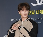 김재중 ‘하트로 응원’