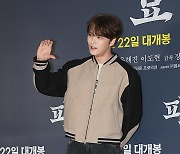 김재중 ‘반쪽 하트’