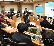 [머니S포토] 청년들 만난 셀트리온 서정진 "가장 좋아하는 걸 찾고  죽을 때까지 가라"