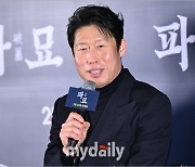 [MD포토] 유해진 '설 전에도 후에도 만나네요'