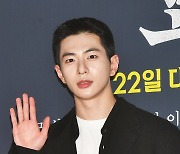 보민,     훈훈남의 인사 [포토엔HD]