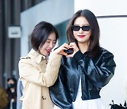 레드벨벳 아이린,'예리와 커플하트하며 쑥스러워' [사진]