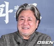 최민식, '미소에서 느껴지는 포스' [사진]