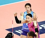 '레이나·김연경 40점 합작' 흥국생명, 6연승 질주하며 1위 등극…페퍼저축은행 23연패