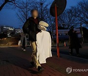 손에 든 가운