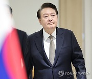 국무회의장 입장하는 윤석열 대통령