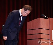 인사하는 박성재 신임 법무부 장관