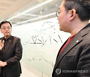 신산업 분야 벤처·스타트업 사업설명 듣는 최상목 부총리