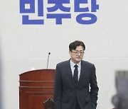 비공개 의총 참석한 홍익표 원내대표