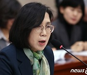 답변하는 김현숙 여가부 장관