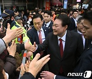 울산 시민들 만난 윤 대통령