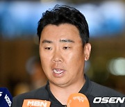 귀국 인터뷰를 하는 이범호 감독 [사진]