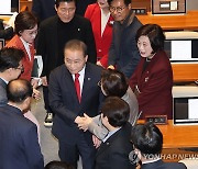 의원들과 인사하는 윤재옥 원내대표