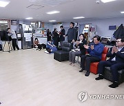 스마트 경로당 노래교실 참관하는 박일하 동작구청장