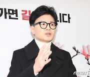 취재진 질문 받는 한동훈 비대위원장