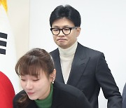 김예지 위원과 함께 입장하는 한동훈 위원장