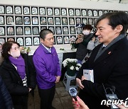 조국 전 장관, 이태원 참사 희생자 합동분향소 방문