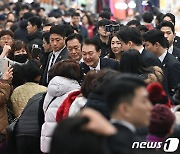 전통시장 인파에 둘러싸인 윤석열 대통령