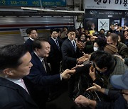 마산 시민들과 인사 나누는 윤석열 대통령