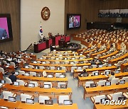 국회 본회의 대정부질문 의원석 곳곳 빈자리