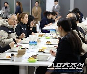 '장애인체육 프랜들리'유인촌 문체부 장관,동계데플림픽 결단식 응원,이천선수촌 찾았다