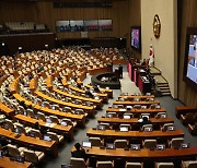 민주당 "3틀막 정권" 尹 과잉경호 비판… 한 총리 "경호 기본규칙 따른 것"