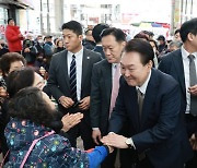 마산어시장 찾은 윤석열 대통령 "등갈비 김치찌개 최고"