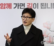 취재진 질문에 답하는 한동훈 비대위원장