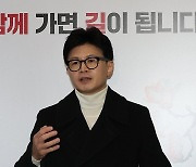 취재진 질문에 답하는 한동훈 비대위원장