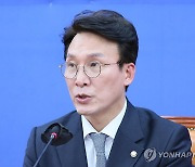 발언하는 김민석 상황실장