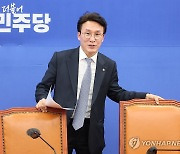 기자간담회 참석하는 김민석 상황실장